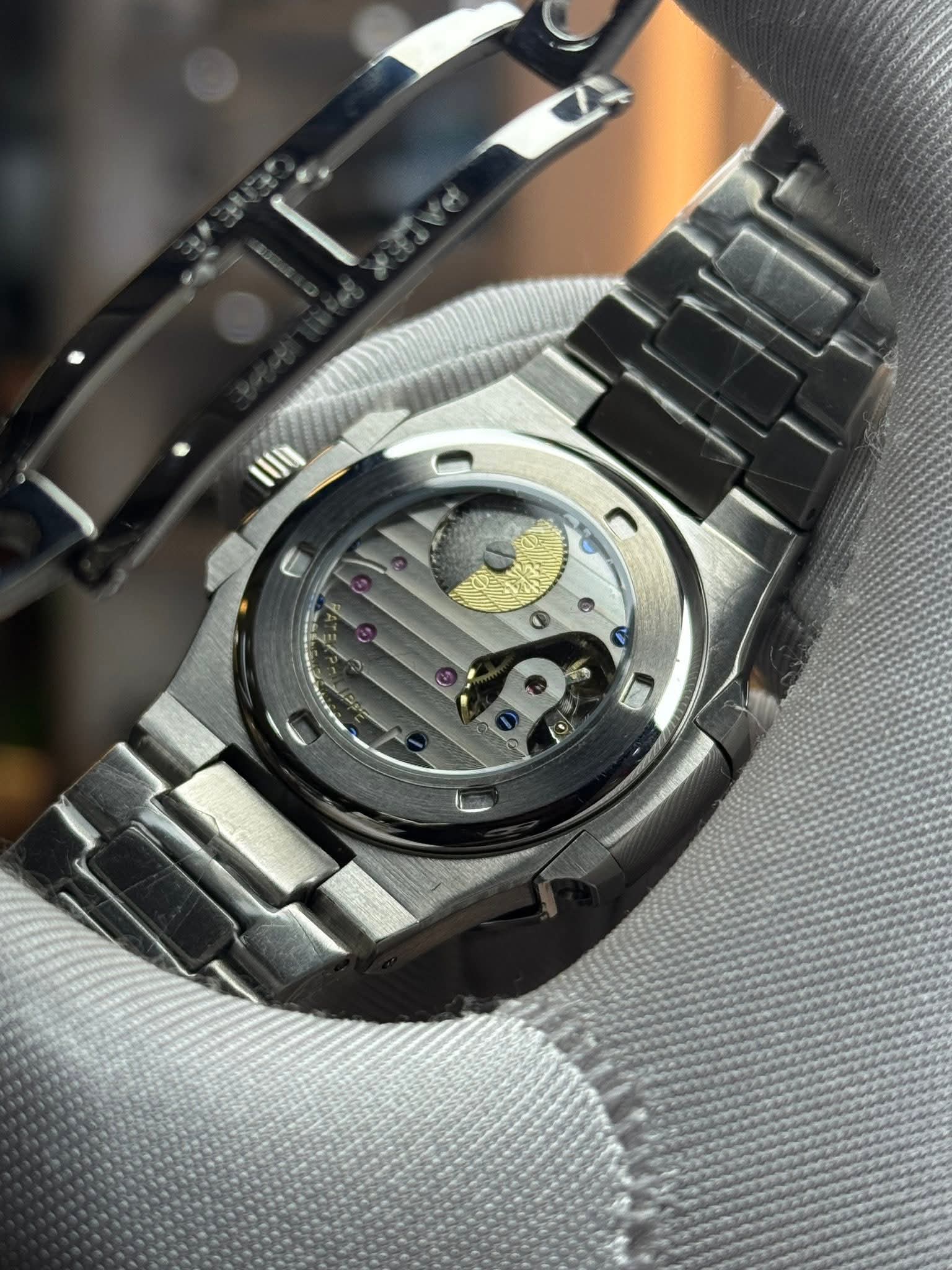 Patek Philippe Nautilus Automatic - Ref.5712/1A - 001 | Anthracite Black Dial Master - VERSE - 