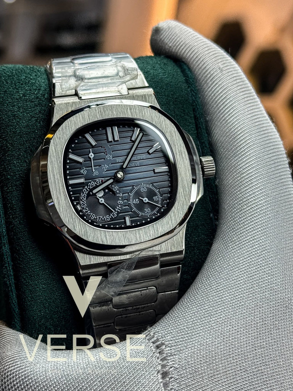 Patek Philippe Nautilus Automatic - Ref.5712/1A - 001 | Anthracite Black Dial Master - VERSE - 